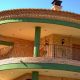 Balcones circulares en ladrillo rústico en casa El Raal