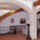 Decoración interior de salones con arcos en ladrillo visto y suelos de baldosa roja en Yeguada la Peña de Bejar