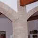 Detalle de arcos y columna en ladrillo rústico en espacio interior de la Yeguada la Peña de Bejar